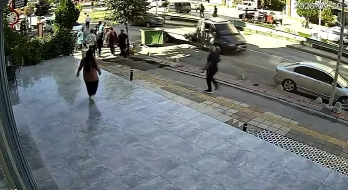 Malatya’da minibüsün karşı şeride geçtiği kazada motokurye saniyelerle kurtuldu