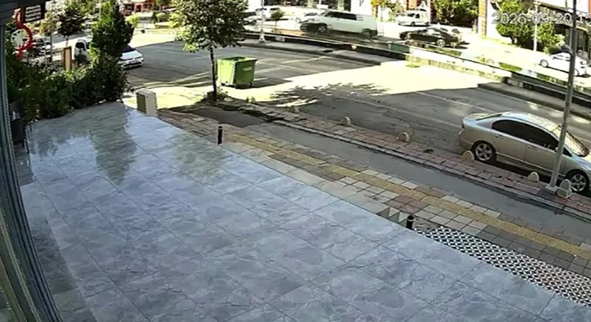 Malatya Fahri Kayahan Caddesi’nde minibüsün karşı şeride geçtiği trafik kazası sonrası olay yeri