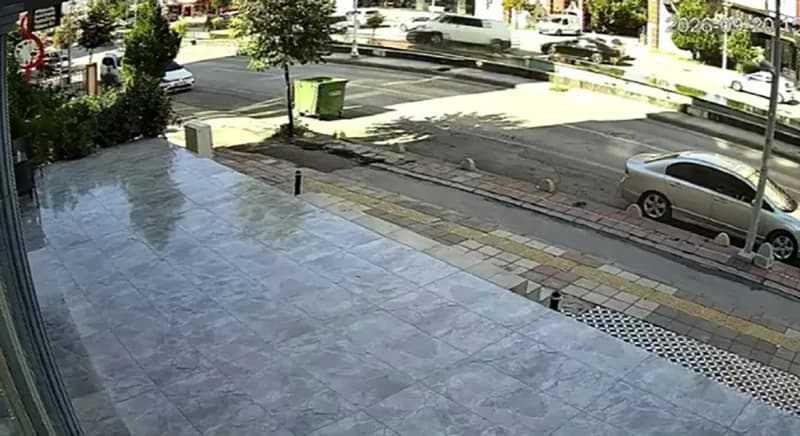Malatya Fahri Kayahan Caddesi’nde minibüsün karşı şeride geçtiği trafik kazası sonrası olay yeri