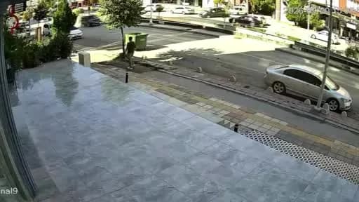 Malatya Fahri Kayahan Caddesi'nde minibüsün karşı şeride geçtiği trafik kazası sonrası olay yeri