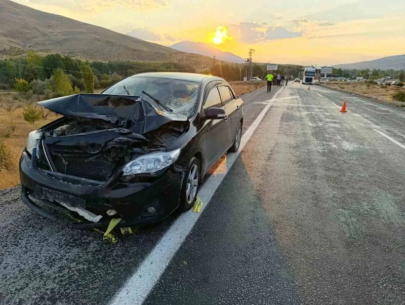 Malatya-Adıyaman karayolunda motosiklet ve otomobilin çarpıştığı kaza yerinden görüntü