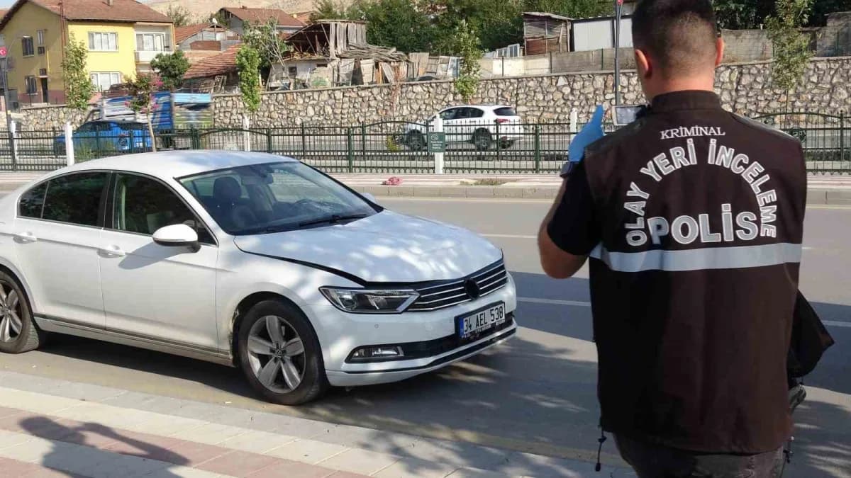 Malatya'da yolun karşısına geçmeye çalışırken otomobilin çarptığı yaşlı adam ağır yaralandı.