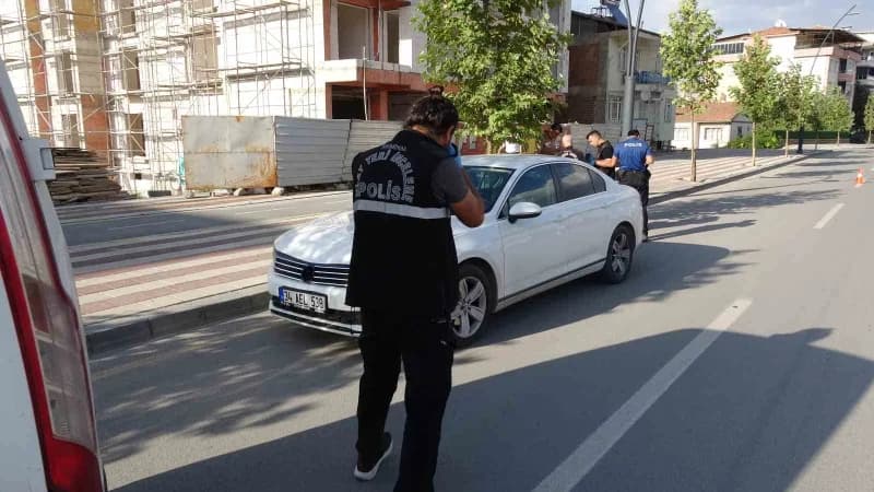 Malatya'da yolun karşısına geçmeye çalışırken otomobilin çarptığı yaşlı adam ağır yaralandı.