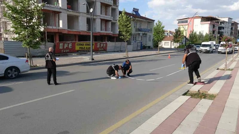 Malatya'da yolun karşısına geçmeye çalışırken otomobilin çarptığı yaşlı adam ağır yaralandı.