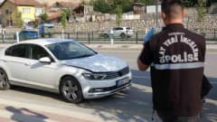 Malatya'da yolun karşısına geçmeye çalışan yaşlı adama otomobil çarptı, olay yerinde sağlık ekipleri müdahale ediyor