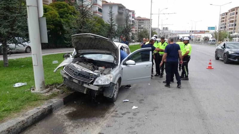 Malatya'da sürücüsünün kontrolünden çıkan otomobilin trambüs direğine çarpması sonucu meydana gelen trafik kazasında 2's
