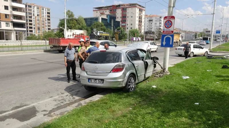 Malatya'da sürücüsünün kontrolünden çıkan otomobilin trambüs direğine çarpması sonucu meydana gelen trafik kazasında 2's