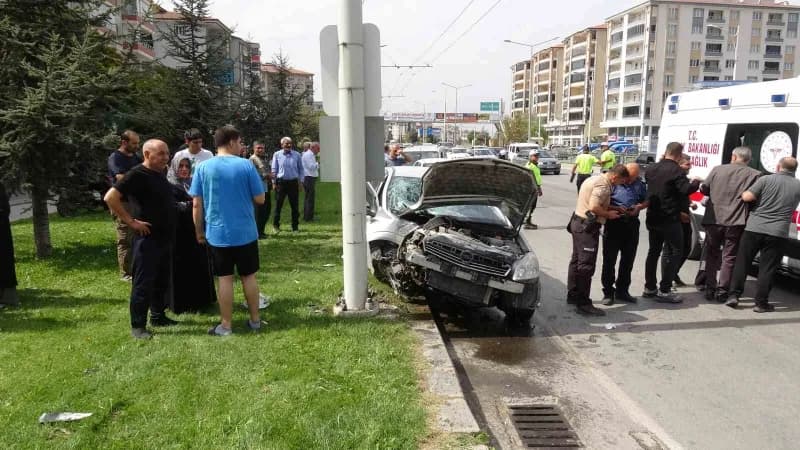 Malatya'da sürücüsünün kontrolünden çıkan otomobilin trambüs direğine çarpması sonucu meydana gelen trafik kazasında 2's