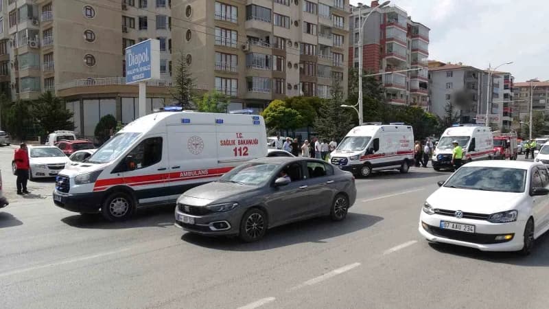 Malatya'da sürücüsünün kontrolünden çıkan otomobilin trambüs direğine çarpması sonucu meydana gelen trafik kazasında 2's