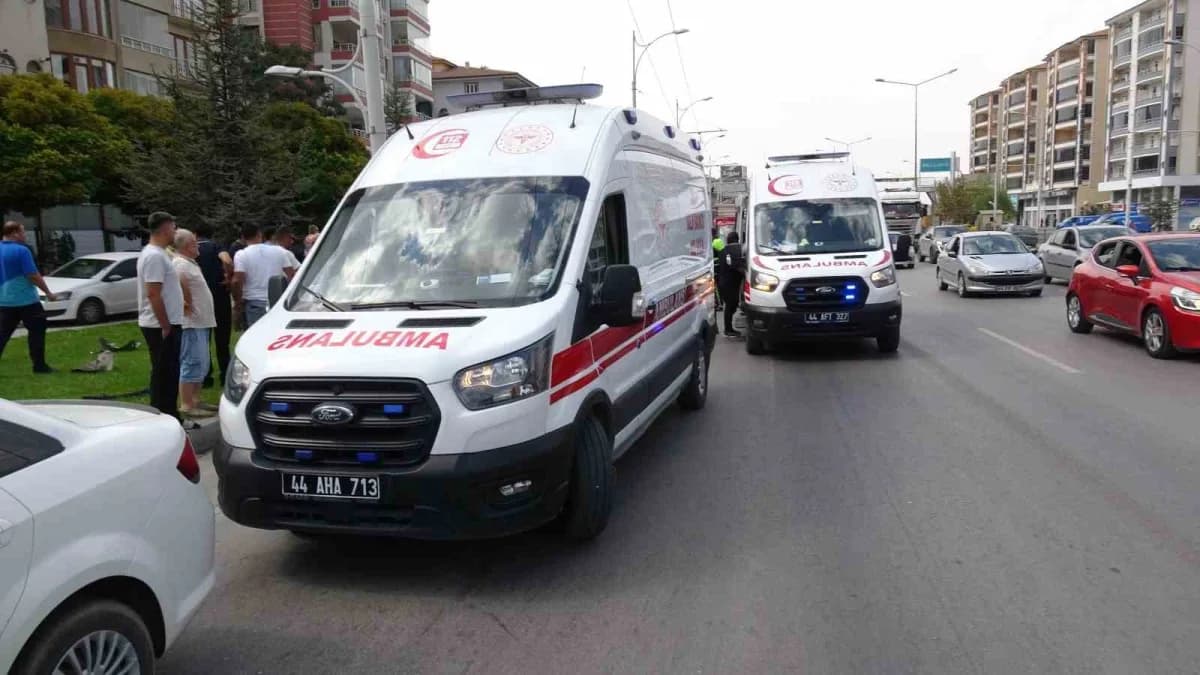 Yaralılar, sağlık ekiplerinin olay yerindeki ilk müdahalesinin ardından ambulanslarla hastaneye kaldırıldı.