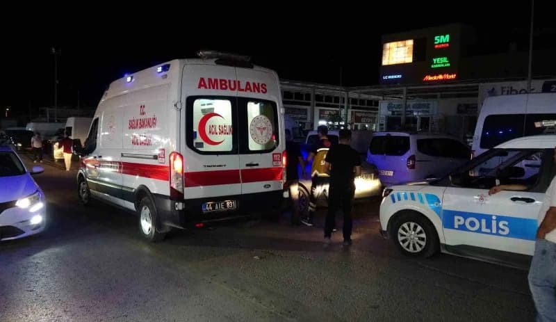 Malatya'da iki esnaf arasında araç park yeri meselesi nedeniyle çıkan bıçaklı ve beyzbol sopalı kavgada 4 kişi yaralandı