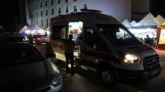 Malatya Yeşilyurt ilçesinde araç park yeri nedeniyle çıkan kavgada polis ve sağlık ekipleri olay yerinde