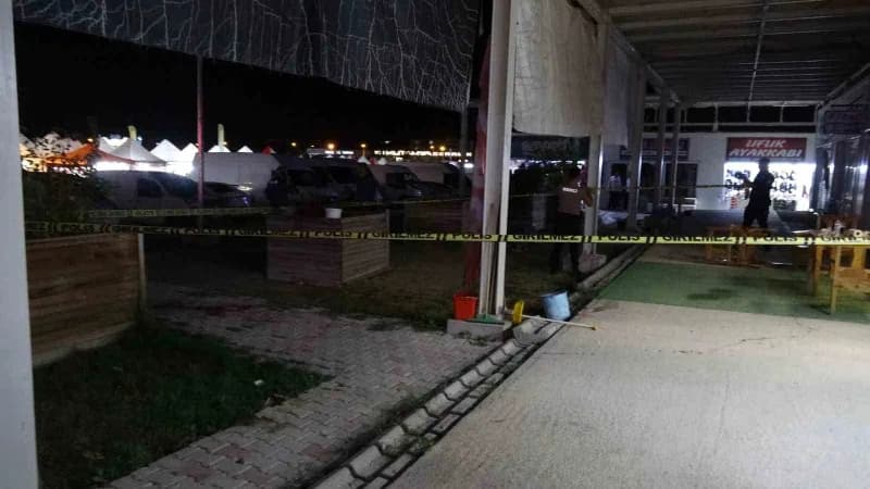 Malatya'da iki esnaf arasında araç park yeri meselesi nedeniyle çıkan bıçaklı ve beyzbol sopalı kavgada 4 kişi yaralandı
