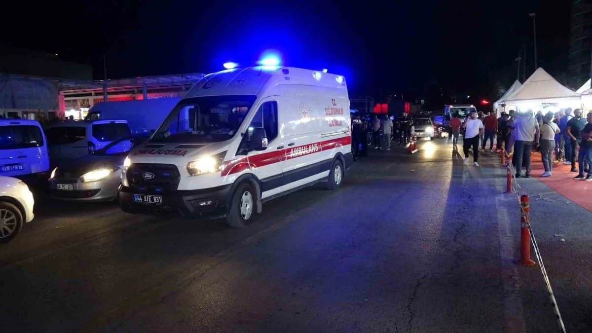 Malatya'da iki esnaf arasında araç park yeri meselesi nedeniyle çıkan bıçaklı ve beyzbol sopalı kavgada 4 kişi yaralandı