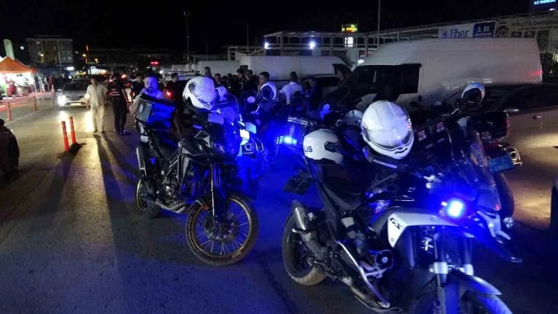 Malatya'da iki esnaf arasında araç park yeri meselesi nedeniyle çıkan bıçaklı ve beyzbol sopalı kavgada 4 kişi yaralandı
