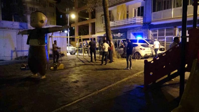 Malatya Battalgazi Hasan Varol Mahallesi'nde silahlı kavga sonrası polis ekipleri olay yerinde inceleme yapıyor