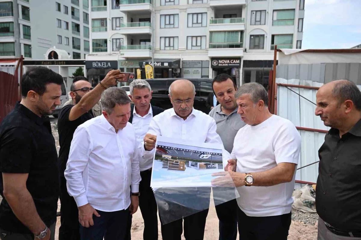 Malatya Büyükşehir Belediye Başkanı Sami Er, spor tesislerinde inceleme yaparken spor dünyasından isimler eşlik ediyor