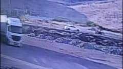 Malatya Doğanşehir’de tır ile otomobilin çarpıştığı kazanın güvenlik kamerası görüntüsü
