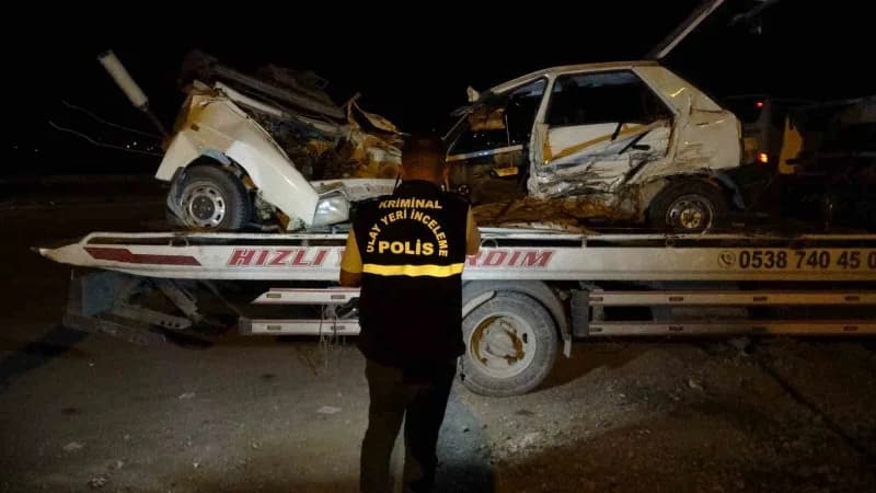 Malatya-Elazığ kara yolunda üç aracın karıştığı trafik kazasında ikiye bölünen otomobilin görüntüsü