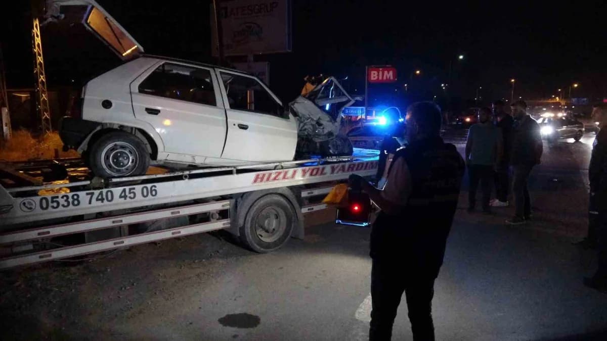 Malatya'da üç aracın karıştığı trafik kazasında ikiye bölünen otomobilin sürücüsü hayatını kaybetti, 3 kişi yaralandı.