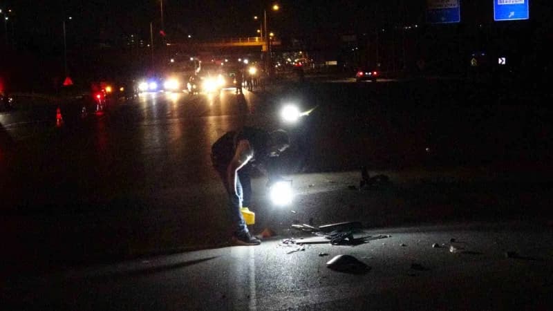 Malatya'da üç aracın karıştığı trafik kazasında ikiye bölünen otomobilin sürücüsü hayatını kaybetti, 3 kişi yaralandı.