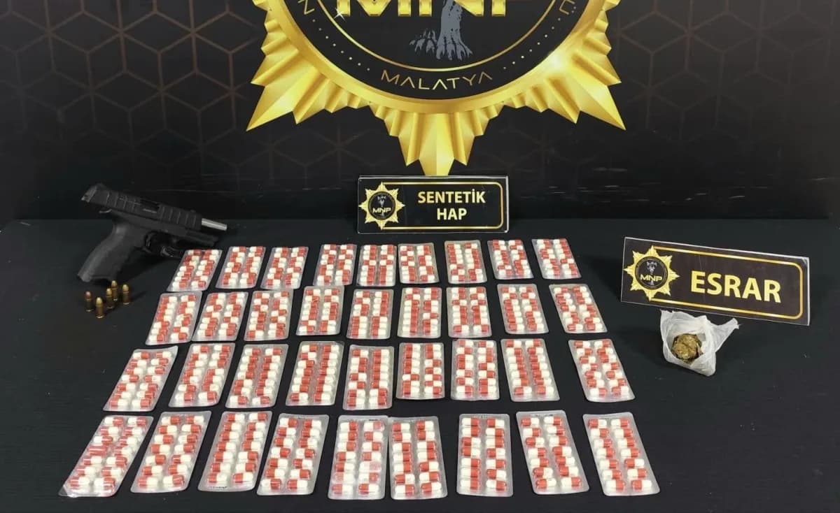 Malatya’da sokak satıcılarına yönelik düzenlenen operasyonda bin 299 adet sentetik ecza hapı, 77 gram sentetik kannabino