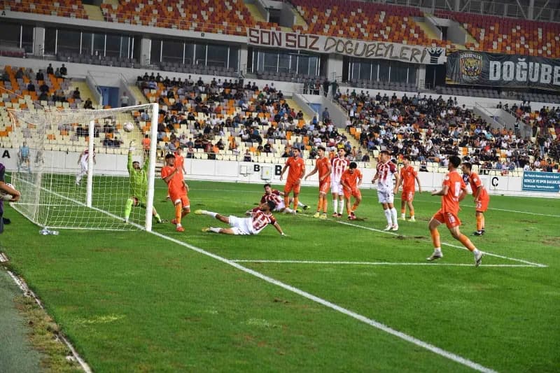 Malatya Yeşilyurt Spor futbolcuları Yeni Malatya Stadyumu’nda Adanaspor karşısında gol sevinci yaşıyor