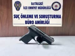 Malatya’da polis ekipleri huzur uygulaması sırasında ele geçirilen uyuşturucu ve silahlar