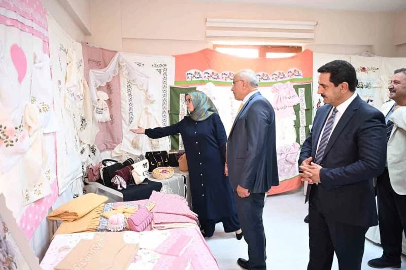 Malatya'da kadınların el emeği ürünlerinin sergilendiği ve satışa sunulduğu sergi açılışından görüntü