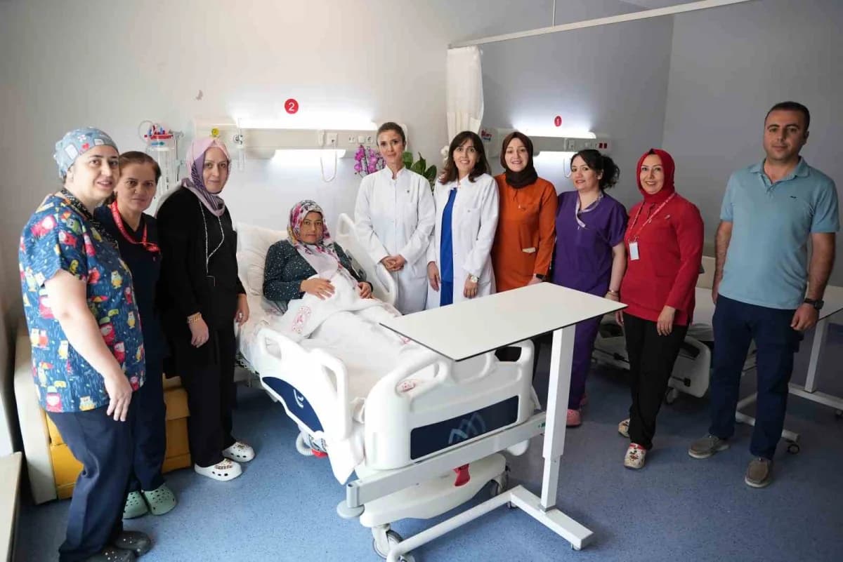 Malatya Eğitim ve Araştırma Hastanesi Tüp Bebek Ünitesi’nde dünyaya gelen ikiz bebekler ve sağlık çalışanları