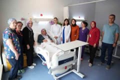 Malatya Eğitim ve Araştırma Hastanesi Tüp Bebek Ünitesi’nde dünyaya gelen ikiz bebekler ve sağlık çalışanları