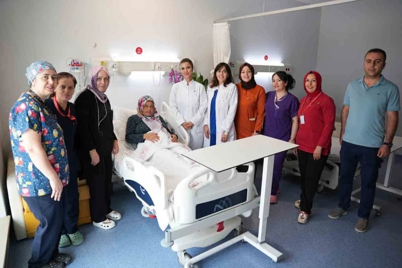 Malatya Eğitim ve Araştırma Hastanesi Tüp Bebek Ünitesi’nde dünyaya gelen ikiz bebekler ve sağlık çalışanları