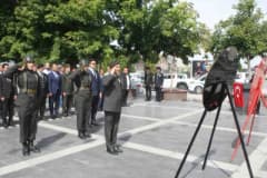 Malazgirt Cumhuriyet Meydanı'nda 19 Eylül Gaziler Günü töreni sırasında Atatürk büstüne çelenk sunulması