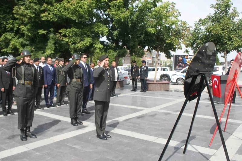 Malazgirt Cumhuriyet Meydanı'nda 19 Eylül Gaziler Günü töreni sırasında Atatürk büstüne çelenk sunulması