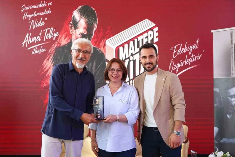 (Ortada)Maltepe Belediye Başkanı Mimar Esin Köymen, "Tüm katılımcılara ve vatandaşlarımıza yürekten teşekkür ediyorum. B