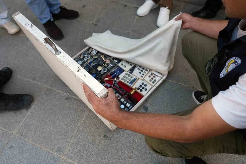 Maltepe Belediyesi Zabıta ekipleri , okul önünde bıçak satan seyyar satıcıya müdahale etti