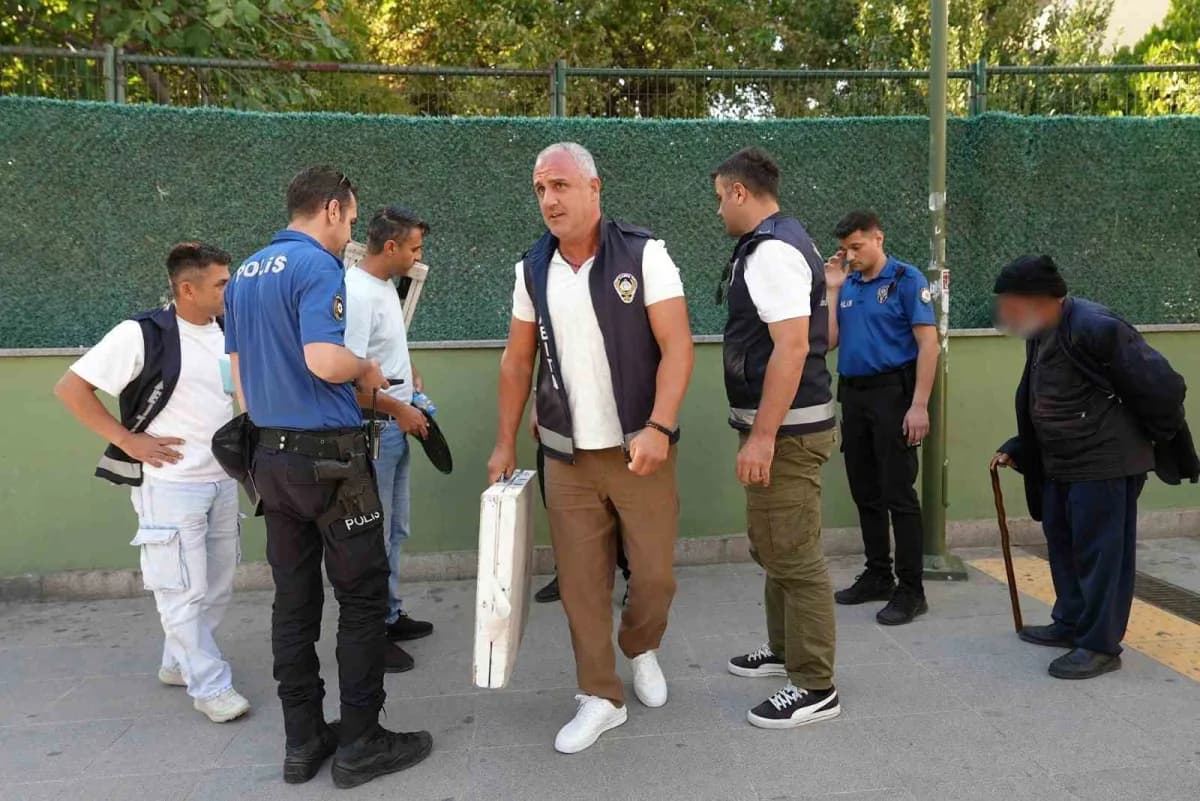 Maltepe Belediyesi Zabıta ekipleri , okul önünde bıçak satan seyyar satıcıya müdahale etti