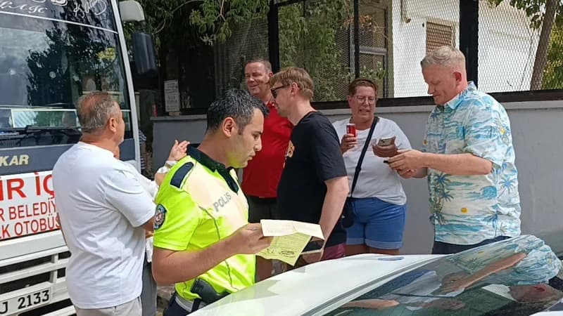 Manavgat ilçesinde yaya geçidinden geçmekte olan yayalara yol vermek için duran Alman turistin kullandığı otomobile, yol