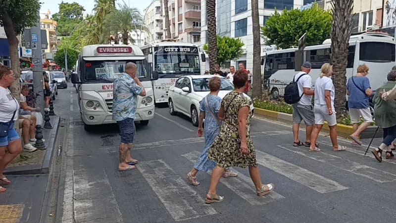 Manavgat ilçesinde yaya geçidinden geçmekte olan yayalara yol vermek için duran Alman turistin kullandığı otomobile, yol