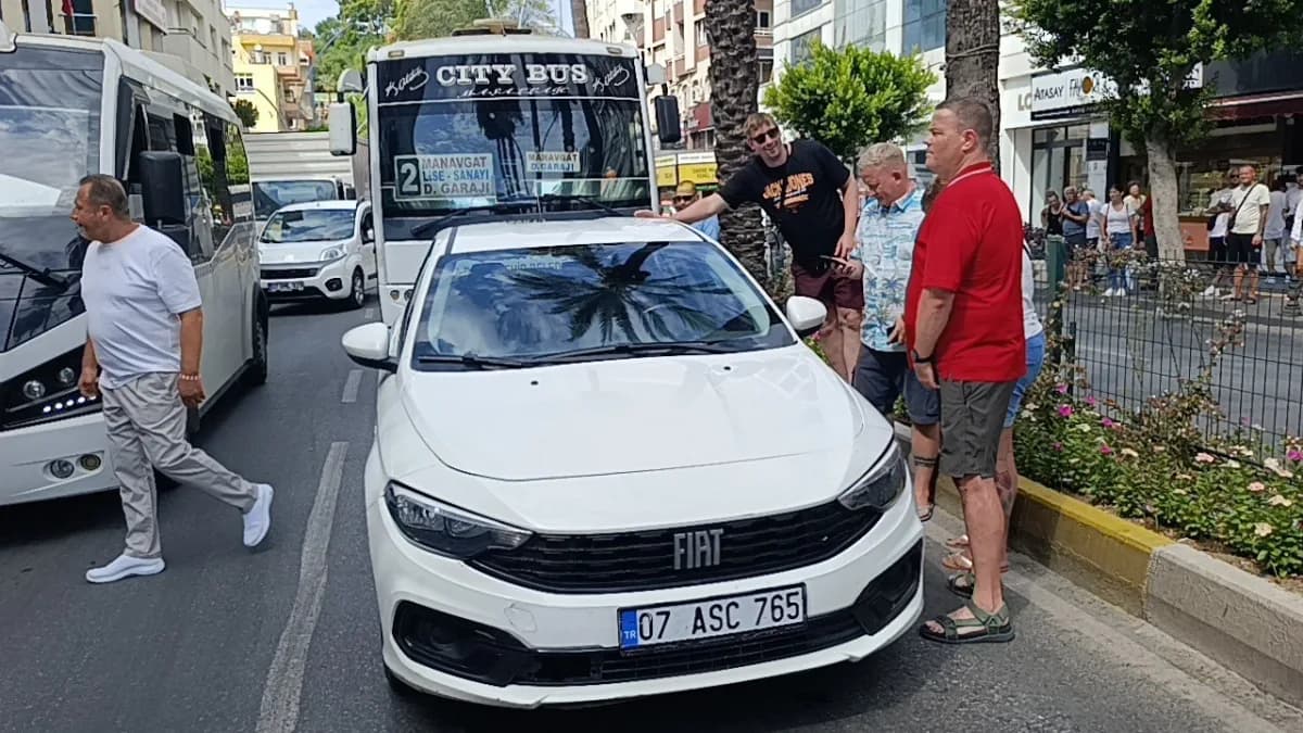 Manavgat ilçesinde yaya geçidinden geçmekte olan yayalara yol vermek için duran Alman turistin kullandığı otomobile, yol