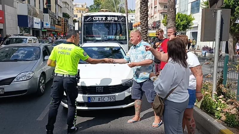 Manavgat ilçesinde yaya geçidinden geçmekte olan yayalara yol vermek için duran Alman turistin kullandığı otomobile, yol