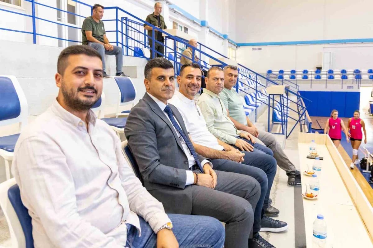 Yeni sezona hazırlanan Manavgat Belediyespor Kadın Voleybol Takımı, hazırlık maçında rakibi Mega Spor Kulübü karşısında