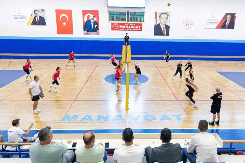 Yeni sezona hazırlanan Manavgat Belediyespor Kadın Voleybol Takımı, hazırlık maçında rakibi Mega Spor Kulübü karşısında
