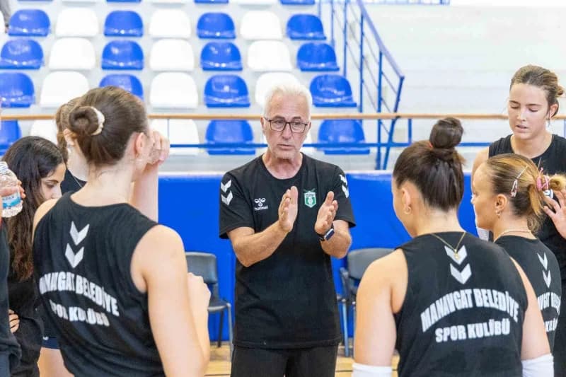 Manavgat Belediyespor kadın voleybol takımı yeni sezon hazırlık maçında sahada mücadele ediyor