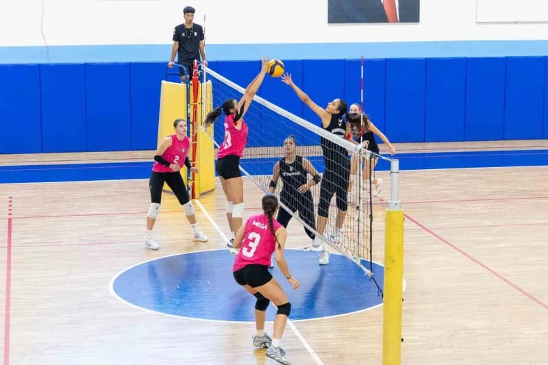 Yeni sezona hazırlanan Manavgat Belediyespor Kadın Voleybol Takımı, hazırlık maçında rakibi Mega Spor Kulübü karşısında