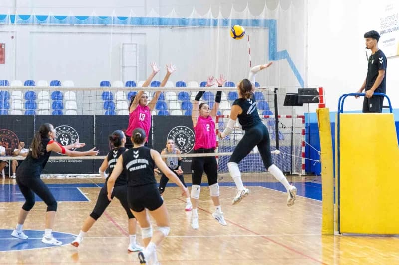 Yeni sezona hazırlanan Manavgat Belediyespor Kadın Voleybol Takımı, hazırlık maçında rakibi Mega Spor Kulübü karşısında