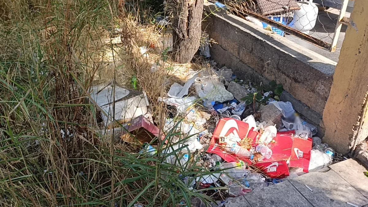 Antalya’nın Manavgat ilçesinde boş arazi bir taraftan otopark olarak kullanılırken, bir taraftan da çöplük olarak kullan