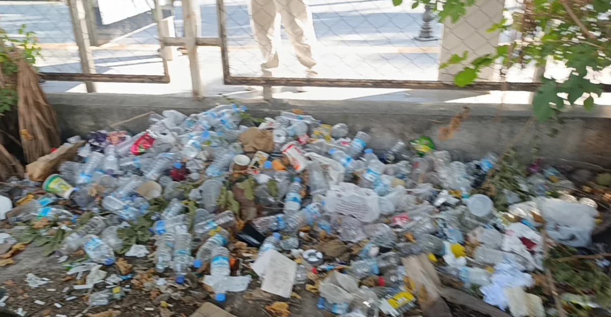 Manavgat Yukarı Hisar Mahallesi'nde eski Tarım İlçe Müdürlüğü hizmet binasının yıkıldığı boş arazi çöplük ve otopark ola