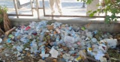 Manavgat Yukarı Hisar Mahallesi'nde eski Tarım İlçe Müdürlüğü hizmet binasının yıkıldığı boş arazi çöplük ve otopark ola