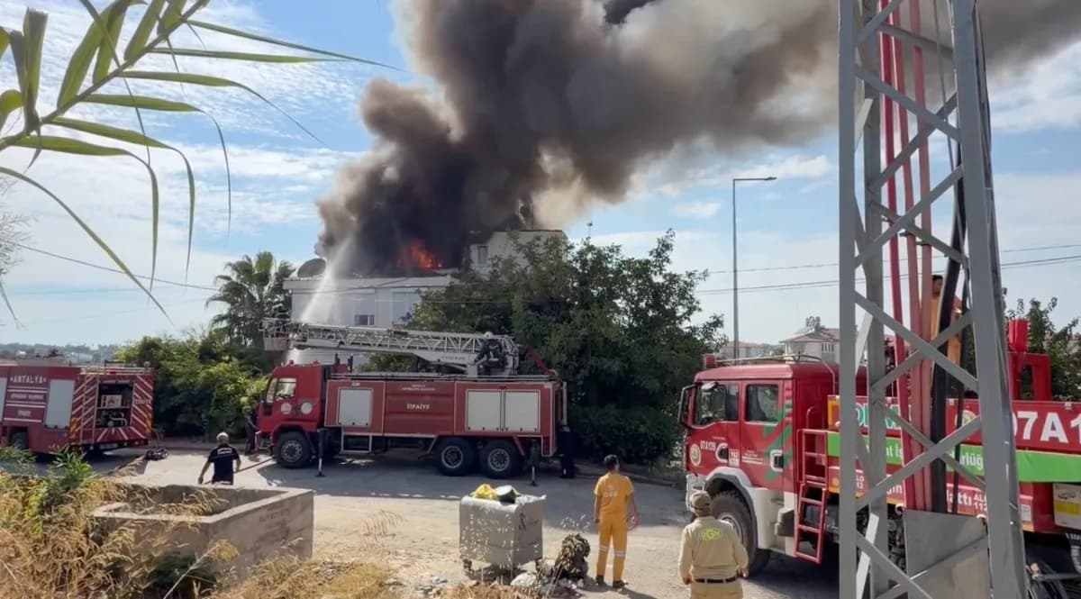 Antalya'nın Manavgat ilçesinde 4 katlı binanın çatı katında çıkan yangın korku dolu anların yaşanmasına neden oldu